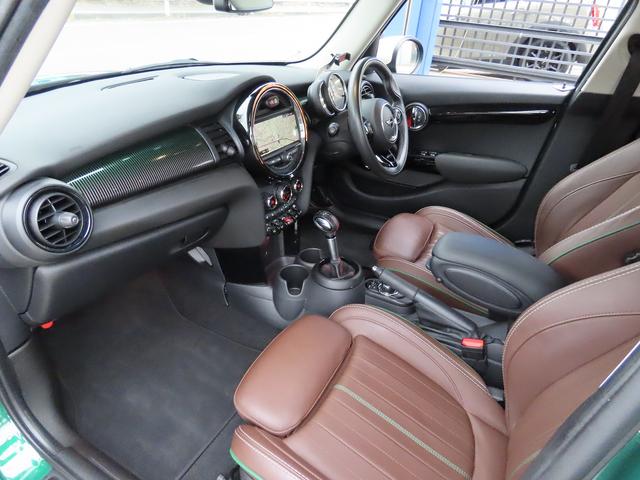 ＭＩＮＩ クーパーＳＤ　６０イヤーズエディション　／中期モデル／特別仕様車／茶革（ダークマロン）／ＡＣＣ／インテリＳ／タッチスクリーンＮＥＷｉＤｒｉｖｅナビ／Ｂカメラ／ＢＴオーディオ／スマキー／ＬＥＤヘッド／パドルシフト／シートヒーター／記録簿／（5枚目）