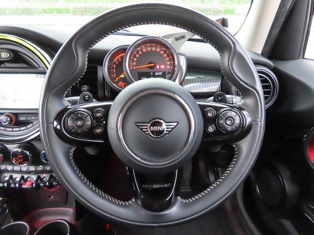 ＭＩＮＩ クーパーＳＤ　６０イヤーズエディション　／中期モデル／特別仕様車／茶革（ダークマロン）／ＡＣＣ／インテリＳ／タッチスクリーンＮＥＷｉＤｒｉｖｅナビ／Ｂカメラ／ＢＴオーディオ／スマキー／ＬＥＤヘッド／パドルシフト／シートヒーター／記録簿／（14枚目）