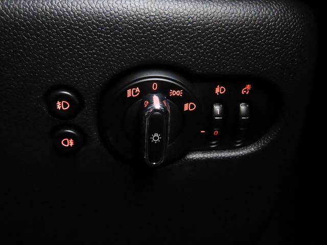 ＭＩＮＩ クーパーＳＤ　６０イヤーズエディション　／中期モデル／特別仕様車／茶革（ダークマロン）／ＡＣＣ／インテリＳ／タッチスクリーンＮＥＷｉＤｒｉｖｅナビ／Ｂカメラ／ＢＴオーディオ／スマキー／ＬＥＤヘッド／パドルシフト／シートヒーター／記録簿／（26枚目）