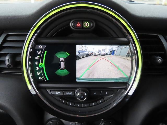 ＭＩＮＩ クーパーＳＤ　６０イヤーズエディション　／中期モデル／特別仕様車／茶革（ダークマロン）／ＡＣＣ／インテリＳ／タッチスクリーンＮＥＷｉＤｒｉｖｅナビ／Ｂカメラ／ＢＴオーディオ／スマキー／ＬＥＤヘッド／パドルシフト／シートヒーター／記録簿／（28枚目）