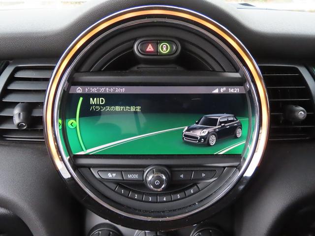 ＭＩＮＩ クーパーＳＤ　６０イヤーズエディション　／中期モデル／特別仕様車／茶革（ダークマロン）／ＡＣＣ／インテリＳ／タッチスクリーンＮＥＷｉＤｒｉｖｅナビ／Ｂカメラ／ＢＴオーディオ／スマキー／ＬＥＤヘッド／パドルシフト／シートヒーター／記録簿／（30枚目）