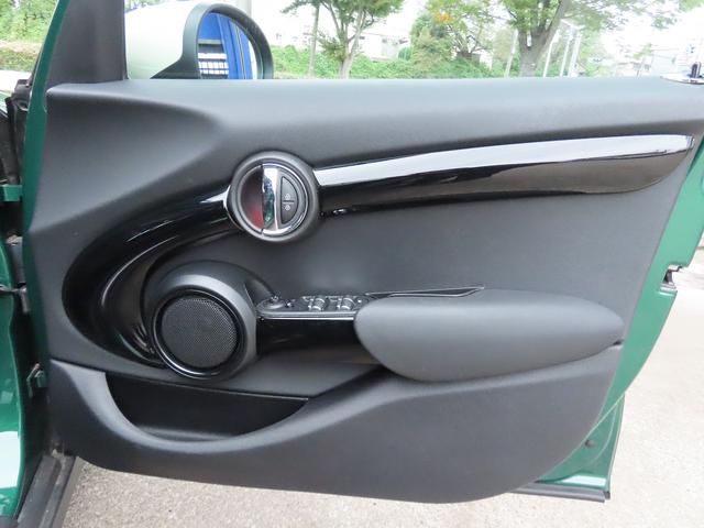 ＭＩＮＩ クーパーＳＤ　６０イヤーズエディション　／中期モデル／特別仕様車／茶革（ダークマロン）／ＡＣＣ／インテリＳ／タッチスクリーンＮＥＷｉＤｒｉｖｅナビ／Ｂカメラ／ＢＴオーディオ／スマキー／ＬＥＤヘッド／パドルシフト／シートヒーター／記録簿／（50枚目）