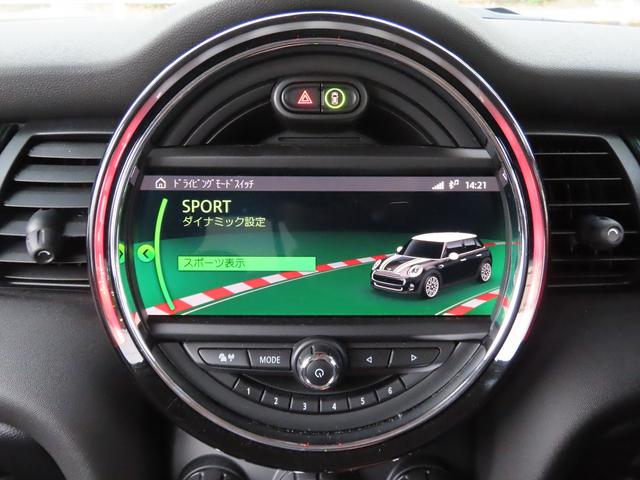 ＭＩＮＩ クーパーＳＤ　６０イヤーズエディション　／中期モデル／特別仕様車／茶革（ダークマロン）／ＡＣＣ／インテリＳ／タッチスクリーンＮＥＷｉＤｒｉｖｅナビ／Ｂカメラ／ＢＴオーディオ／スマキー／ＬＥＤヘッド／パドルシフト／シートヒーター／記録簿／（63枚目）