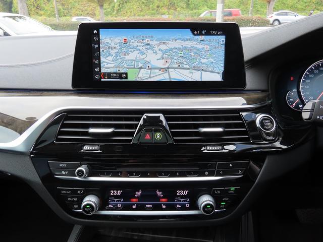 ５シリーズ ５３０ｉラグジュアリー　／サンルーフ／黒革／Ｉｎｄｉｖｉｄｕａｌ２０ＡＷ／ｈａｒｍａｎ／ｋａｒｄｏｎ／４ゾーンエアコン／センサテックダッシュボード／第６世代ｉＤｒｉｖｅナビ／全周囲カメラ／ＤＴＶ／ヒーター付Ｐシート／記録簿／（11枚目）