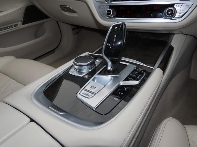 ７シリーズ ７４０ｄ　ｘＤｒｉｖｅ　エクゼクティブ　／ホワイトレザー／サンルーフ／ＢＭＷレーザーライト／ＨＵＤ／ｈａｒｍａｎ／ｋａｒｄｏｎ／第６世代ｉＤｒｉｖｅナビ／全周囲カメラ／ＤＴＶ／ＢＴオーディオ／ベンチレーションシート／アンビエントライト／（14枚目）