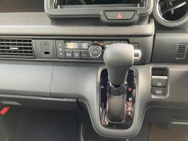 操作しやすいシフトレバー　使いやすいエアコンパネル！