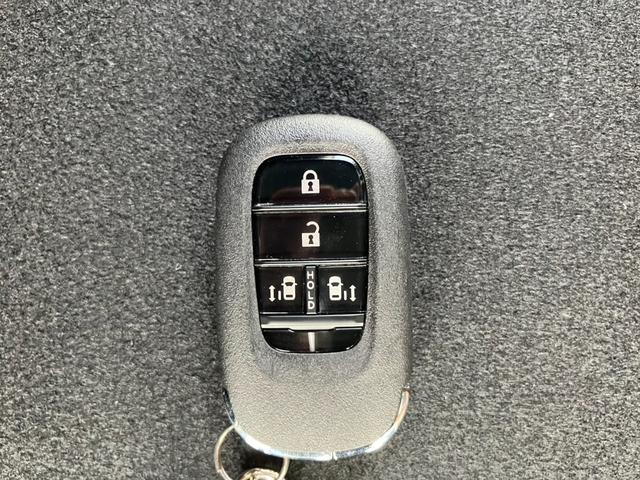 カバンやポケットに入れたままでもドアの施錠・解錠が可能なスマートキーを装備。エンジンのオン・オフ時もカギを取り出す必要が無いからとっても便利です♪