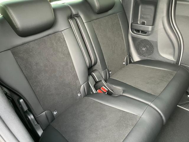 リアシートの足元でも充分な広さを確保しております。
