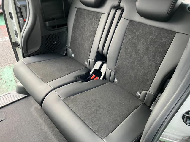 リアシートも足元ゆったりです！普通車より広いかも♪リヤ両側ワンアクションパワースライド付で乗り降りラクラク