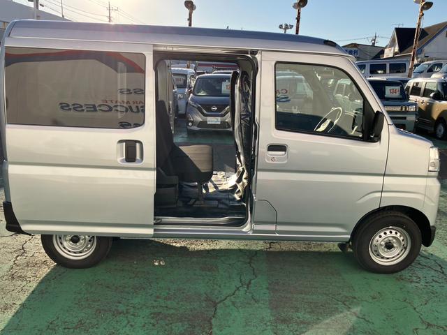 ハイゼットカーゴ ＤＸ　踏み間違い防止　Ｗエアバック　キーフリーシステム　エコアイドル　禁煙　前席パワーウィンドウ　切替４ＷＤ　両側スライドドア　エアコン　運転席エアバッグ　パワーステアリング　ＡＢＳ　コーナーセンサ　ＶＤＣ（8枚目）