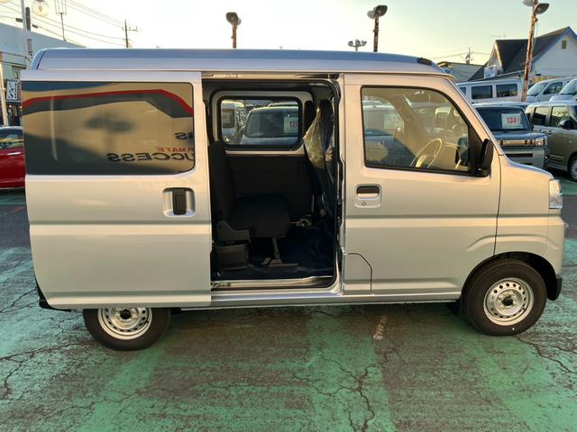 ハイゼットカーゴ ＤＸ　踏み間違い防止　Ｗエアバック　キーフリーシステム　エコアイドル　禁煙　前席パワーウィンドウ　切替４ＷＤ　エアコン　運転席エアバッグ　パワーステアリング　ＡＢＳ　コーナーセンサ　ＶＤＣ（8枚目）