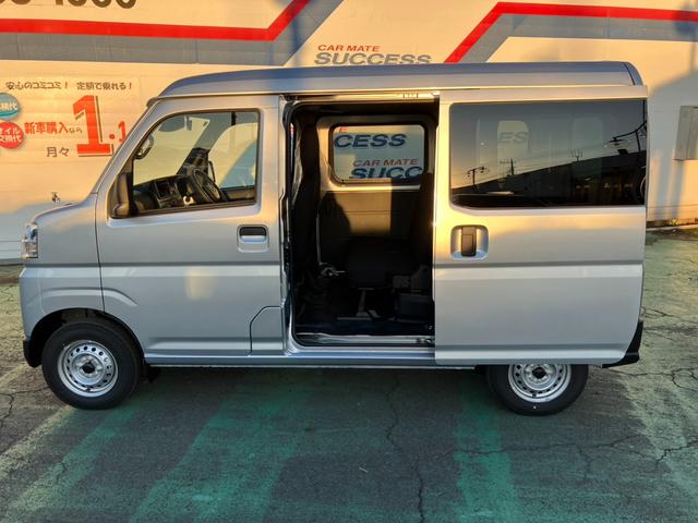 ハイゼットカーゴ ＤＸ　踏み間違い防止　Ｗエアバック　キーフリーシステム　エコアイドル　禁煙　前席パワーウィンドウ　切替４ＷＤ　エアコン　運転席エアバッグ　パワーステアリング　ＡＢＳ　コーナーセンサ　ＶＤＣ（12枚目）