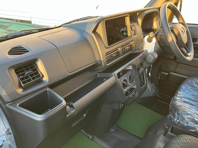 ハイゼットカーゴ ＤＸ　踏み間違い防止　Ｗエアバック　キーフリーシステム　エコアイドル　禁煙　前席パワーウィンドウ　切替４ＷＤ　エアコン　運転席エアバッグ　パワーステアリング　ＡＢＳ　コーナーセンサ　ＶＤＣ（13枚目）