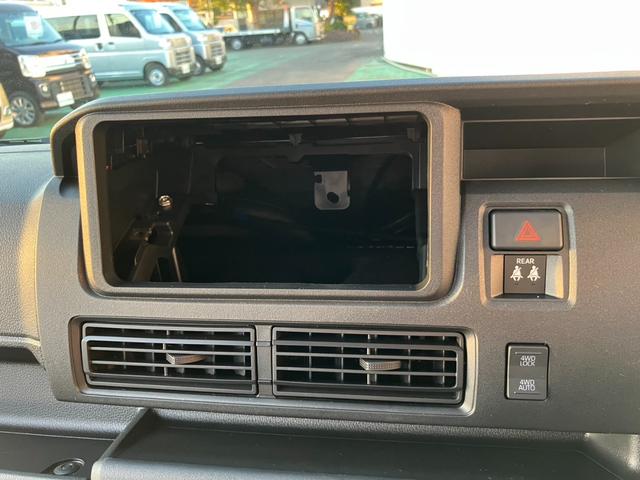 ハイゼットカーゴ ＤＸ　踏み間違い防止　Ｗエアバック　キーフリーシステム　エコアイドル　禁煙　前席パワーウィンドウ　切替４ＷＤ　エアコン　運転席エアバッグ　パワーステアリング　ＡＢＳ　コーナーセンサ　ＶＤＣ（15枚目）