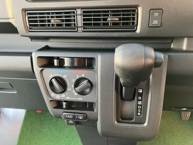 ハイゼットカーゴ ＤＸ　踏み間違い防止　Ｗエアバック　キーフリーシステム　エコアイドル　禁煙　前席パワーウィンドウ　切替４ＷＤ　エアコン　運転席エアバッグ　パワーステアリング　ＡＢＳ　コーナーセンサ　ＶＤＣ（16枚目）