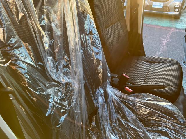 ハイゼットカーゴ ＤＸ　踏み間違い防止　Ｗエアバック　キーフリーシステム　エコアイドル　禁煙　前席パワーウィンドウ　切替４ＷＤ　エアコン　運転席エアバッグ　パワーステアリング　ＡＢＳ　コーナーセンサ　ＶＤＣ（18枚目）