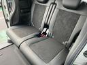 リアシートも足元ゆったりです!普通車より広いかも♪リヤ両側ワンアクションパワースライド付で乗り降りラクラク