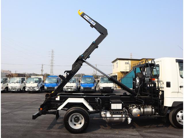 ファイター アームロール　新明和製　ツインホイスト　走行１千ｋｍ　新明和　ＣＣＡ４４－３１　ツインホイスト　キャブバックステップ　走行１千ｋｍ　２２０馬力　フロア６速　保証書有　取説有　カラーバックカメラ　坂道発進補助付　衝突被害軽減ブレーキ付（8枚目）