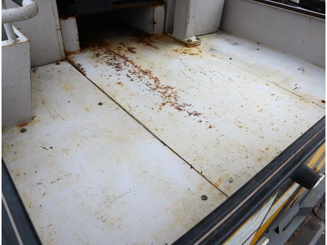 デュトロ ４ＷＤ　アイチ　９．９ｍ　電工仕様　ＦＲＰバケット２００ｋｇ　４ＷＤ　アイチ　ＳＨ１０Ａ　作業高９．９ｍ　ＦＲＰバケット２００ｋｇ　第３ブームＦＲＰ巻き　第２ブームアルミ製　工具箱左右１段　１５０馬力　４ＷＤ切り替え　カラーバックカメラ　社外ナビ（7枚目）