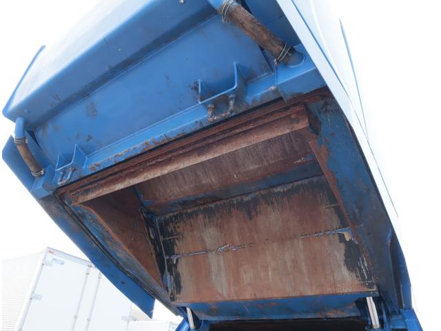 エルフトラック 巻込みパッカー 5.2立米 連続スイッチ 積載2t AT車 巻込み式 モリタ KA752D 5.2立米 連続スイッチ 汚水タンク 積載2t スムーサーEX 150馬力 カラーバックカメラ キーレス スペアキー有 保証書有 記録簿有(17枚目)