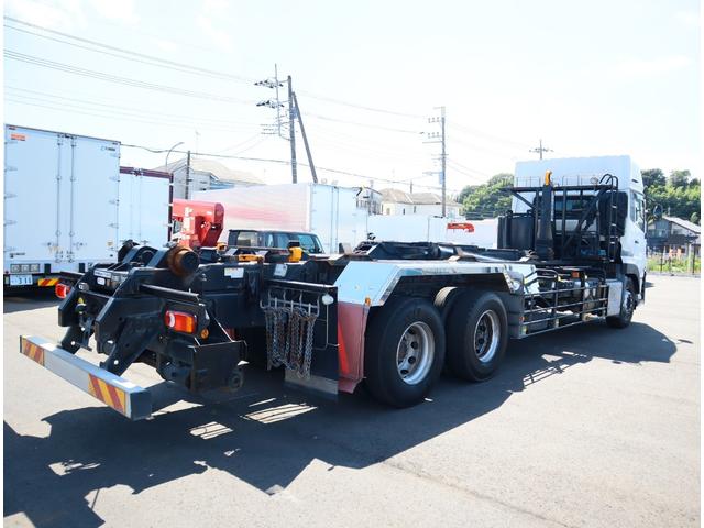 クオン アームロール ハイルーフ 2デフ 積載11.7t GVW25t エスコット 新明和 CCA1414-30 ツインホイスト キャブバックステップ 8.5mモード切替付 リアローラージャッキ タコグラフ 取説、記録簿有(4枚目)