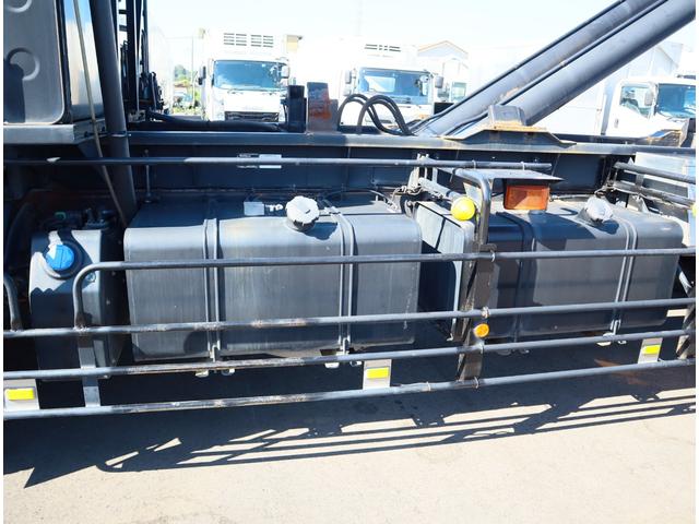 クオン アームロール ハイルーフ 2デフ 積載11.7t GVW25t エスコット 新明和 CCA1414-30 ツインホイスト キャブバックステップ 8.5mモード切替付 リアローラージャッキ タコグラフ 取説、記録簿有(20枚目)