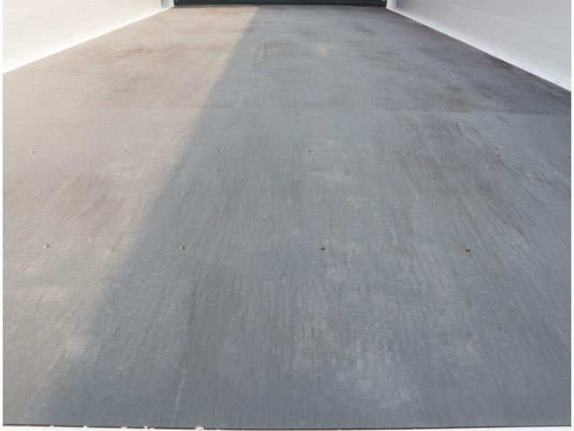 キャンター ２．９ｔ吊６段クレーン　ラジコン付　アルミ平　走行１千ｋｍ　全低床　ワイド超ロング　ユニック　フックイン　ラジコン　リアアウトリガー　アルミブロック　パブコ　３方開　横根太木製　液晶メーターパネル　積載３ｔ　走行１千ｋｍ　車検有　カラーバックカメラ（9枚目）