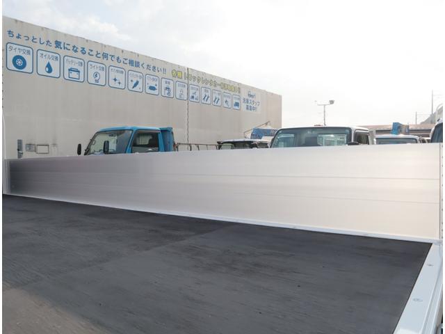 キャンター ２．９ｔ吊６段クレーン　ラジコン付　アルミ平　走行１千ｋｍ　全低床　ワイド超ロング　ユニック　フックイン　ラジコン　リアアウトリガー　アルミブロック　パブコ　３方開　横根太木製　液晶メーターパネル　積載３ｔ　走行１千ｋｍ　車検有　カラーバックカメラ（10枚目）