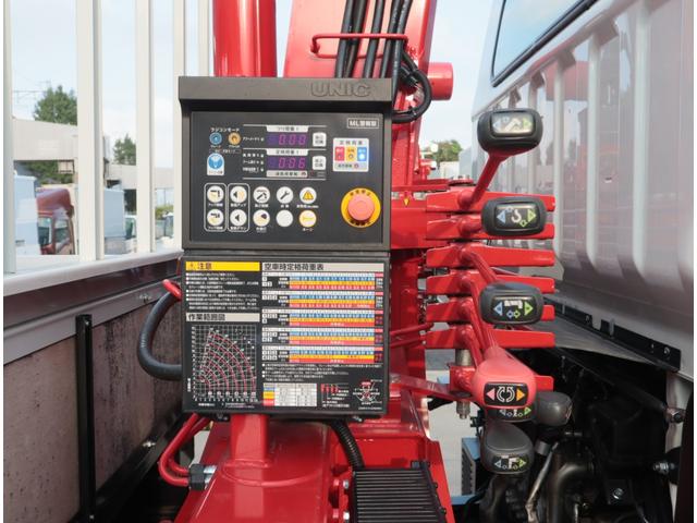 キャンター ２．９ｔ吊６段クレーン　ラジコン付　アルミ平　走行１千ｋｍ　全低床　ワイド超ロング　ユニック　フックイン　ラジコン　リアアウトリガー　アルミブロック　パブコ　３方開　横根太木製　液晶メーターパネル　積載３ｔ　走行１千ｋｍ　車検有　カラーバックカメラ（17枚目）