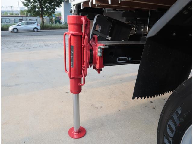 キャンター ２．９ｔ吊６段クレーン　ラジコン付　アルミ平　走行１千ｋｍ　全低床　ワイド超ロング　ユニック　フックイン　ラジコン　リアアウトリガー　アルミブロック　パブコ　３方開　横根太木製　液晶メーターパネル　積載３ｔ　走行１千ｋｍ　車検有　カラーバックカメラ（18枚目）