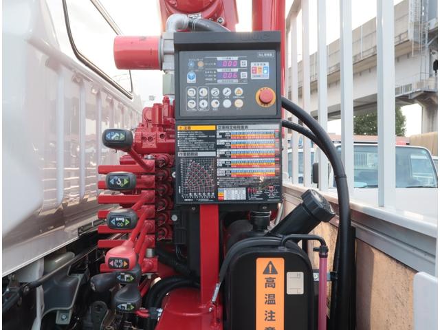 キャンター ２．９ｔ吊６段クレーン　ラジコン付　アルミ平　走行１千ｋｍ　全低床　ワイド超ロング　ユニック　フックイン　ラジコン　リアアウトリガー　アルミブロック　パブコ　３方開　横根太木製　液晶メーターパネル　積載３ｔ　走行１千ｋｍ　車検有　カラーバックカメラ（21枚目）