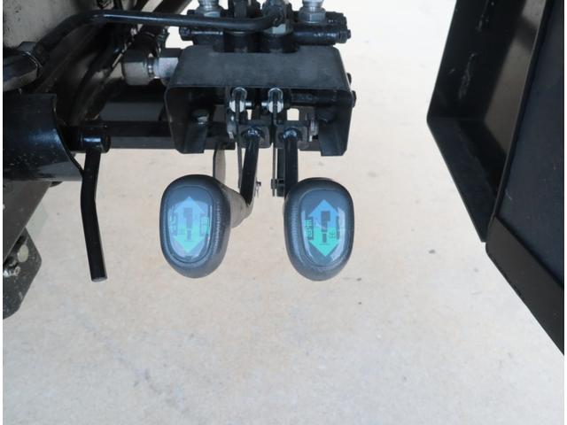 キャンター ２．９ｔ吊６段クレーン　ラジコン付　アルミ平　走行１千ｋｍ　全低床　ワイド超ロング　ユニック　フックイン　ラジコン　リアアウトリガー　アルミブロック　パブコ　３方開　横根太木製　液晶メーターパネル　積載３ｔ　走行１千ｋｍ　車検有　カラーバックカメラ（23枚目）