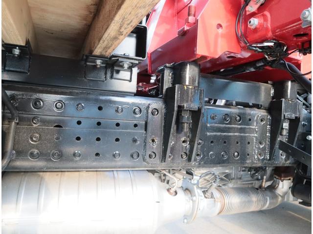 キャンター ２．９ｔ吊６段クレーン　ラジコン付　アルミ平　走行１千ｋｍ　全低床　ワイド超ロング　ユニック　フックイン　ラジコン　リアアウトリガー　アルミブロック　パブコ　３方開　横根太木製　液晶メーターパネル　積載３ｔ　走行１千ｋｍ　車検有　カラーバックカメラ（24枚目）