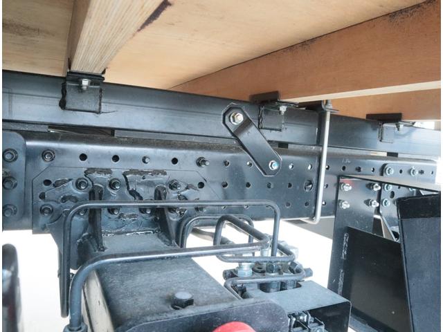 キャンター ２．９ｔ吊６段クレーン　ラジコン付　アルミ平　走行１千ｋｍ　全低床　ワイド超ロング　ユニック　フックイン　ラジコン　リアアウトリガー　アルミブロック　パブコ　３方開　横根太木製　液晶メーターパネル　積載３ｔ　走行１千ｋｍ　車検有　カラーバックカメラ（25枚目）