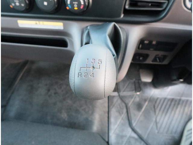 キャンター ２．９ｔ吊６段クレーン　ラジコン付　アルミ平　走行１千ｋｍ　全低床　ワイド超ロング　ユニック　フックイン　ラジコン　リアアウトリガー　アルミブロック　パブコ　３方開　横根太木製　液晶メーターパネル　積載３ｔ　走行１千ｋｍ　車検有　カラーバックカメラ（31枚目）