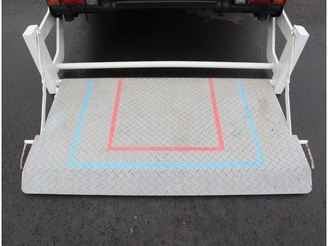 エルフトラック 木平　フルフラットロー　パワーゲート　車両総重量５ｔ未満　積載２ｔ　３方開　アオリ上パイプ欄干付　極東開発　アーム式パワーゲート　鉄　６００ｋｇ　取扱説明書有　カラーバックカメラ　坂道発進補助（8枚目）