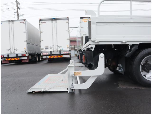 エルフトラック 木平　フルフラットロー　パワーゲート　車両総重量５ｔ未満　積載２ｔ　３方開　アオリ上パイプ欄干付　極東開発　アーム式パワーゲート　鉄　６００ｋｇ　取扱説明書有　カラーバックカメラ　坂道発進補助（9枚目）
