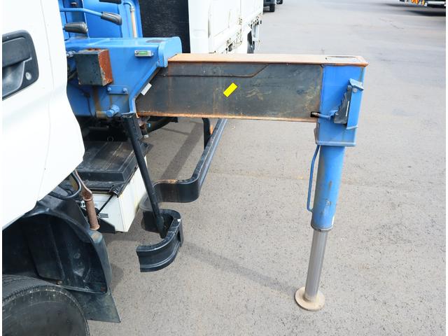 デュトロ 2.6t吊3段クレーン 木平 高床 ロング 平成25年12月タダノ ZE263MH フックイン ブーム、アウトリガー未格納警報装置付平成25年9月 トーヨーボデー 3方開 ロープ穴4対 精工ラック 鳥居下鉄板貼り 136馬力 積載2t FAT(18枚目)