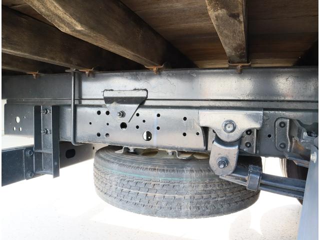 デュトロ 2.6t吊3段クレーン 木平 高床 ロング 平成25年12月タダノ ZE263MH フックイン ブーム、アウトリガー未格納警報装置付平成25年9月 トーヨーボデー 3方開 ロープ穴4対 精工ラック 鳥居下鉄板貼り 136馬力 積載2t FAT(21枚目)