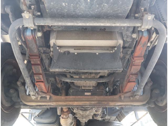 エルフトラック 3段セルフ ラジコン付 回送ボディー 造りボディー ロング フルフラットロー フックイン ハイジャッキ 丸カンフック2対 前スタンション穴1対 後床下フック1対 スロープハンガー フレーム後方リアステー アルミアオリ差し込み式 根太鉄製 鳥居前左右メッキ工具箱(19枚目)