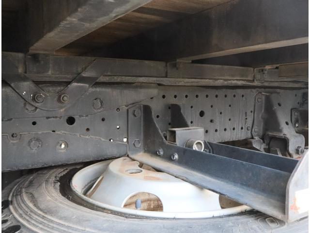 エルフトラック 3段セルフ ラジコン付 回送ボディー 造りボディー ロング フルフラットロー フックイン ハイジャッキ 丸カンフック2対 前スタンション穴1対 後床下フック1対 スロープハンガー フレーム後方リアステー アルミアオリ差し込み式 根太鉄製 鳥居前左右メッキ工具箱(21枚目)