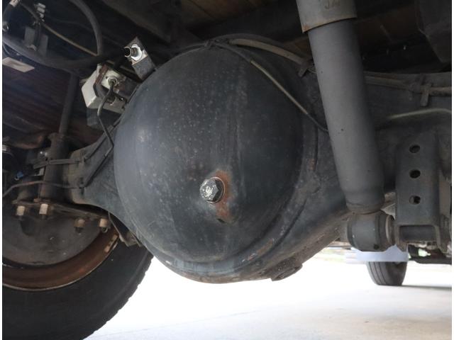 エルフトラック 3段セルフ ラジコン付 回送ボディー 造りボディー ロング フルフラットロー フックイン ハイジャッキ 丸カンフック2対 前スタンション穴1対 後床下フック1対 スロープハンガー フレーム後方リアステー アルミアオリ差し込み式 根太鉄製 鳥居前左右メッキ工具箱(22枚目)