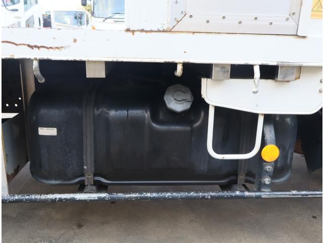 エルフトラック 3段セルフ ラジコン付 回送ボディー 造りボディー ロング フルフラットロー フックイン ハイジャッキ 丸カンフック2対 前スタンション穴1対 後床下フック1対 スロープハンガー フレーム後方リアステー アルミアオリ差し込み式 根太鉄製 鳥居前左右メッキ工具箱(23枚目)