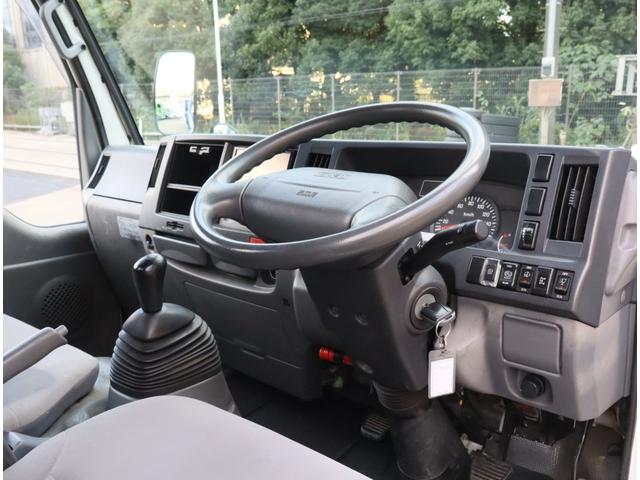 エルフトラック 3段セルフ ラジコン付 回送ボディー 造りボディー ロング フルフラットロー フックイン ハイジャッキ 丸カンフック2対 前スタンション穴1対 後床下フック1対 スロープハンガー フレーム後方リアステー アルミアオリ差し込み式 根太鉄製 鳥居前左右メッキ工具箱(25枚目)