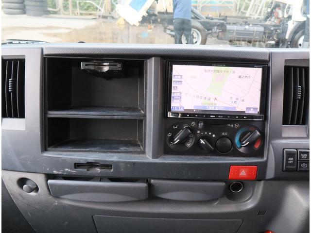 エルフトラック 3段セルフ ラジコン付 回送ボディー 造りボディー ロング フルフラットロー フックイン ハイジャッキ 丸カンフック2対 前スタンション穴1対 後床下フック1対 スロープハンガー フレーム後方リアステー アルミアオリ差し込み式 根太鉄製 鳥居前左右メッキ工具箱(28枚目)