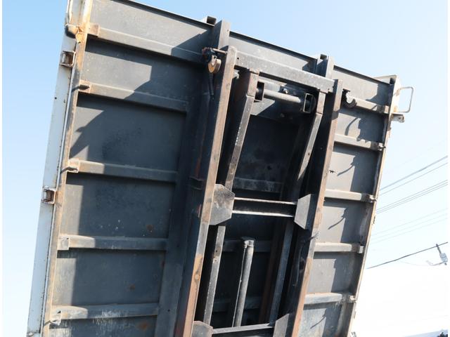 デュトロ セフティーローダーダンプ ワイドセミロング 積載3.7t スライドダンプ 3方開 ロックピン付 取扱説明書有り 180馬力 マニュアル6速 ETC付 ラジオ有り(15枚目)