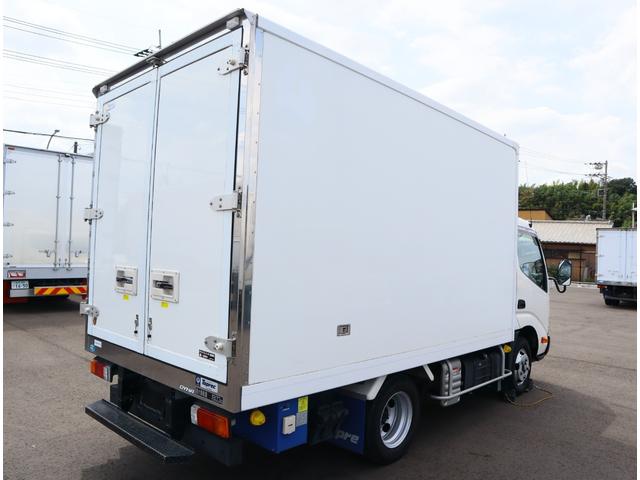 ダイナトラック 低温冷凍車　フルジャストロー　積載１．８ｔ　車両総重量５ｔ未満　フロア６ＭＴ　東プレ　－３０℃設定　エバハウス　スタンバイ付　スライドサイドドア　リア観音　床ステンレス（ＦＲＰスノコ敷き）　中間仕切り扉（移動可）　断熱全て７５ｍｍ（4枚目）