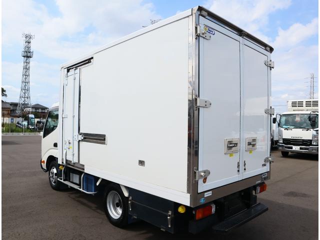 ダイナトラック 低温冷凍車　フルジャストロー　積載１．８ｔ　車両総重量５ｔ未満　フロア６ＭＴ　東プレ　－３０℃設定　エバハウス　スタンバイ付　スライドサイドドア　リア観音　床ステンレス（ＦＲＰスノコ敷き）　中間仕切り扉（移動可）　断熱全て７５ｍｍ（6枚目）