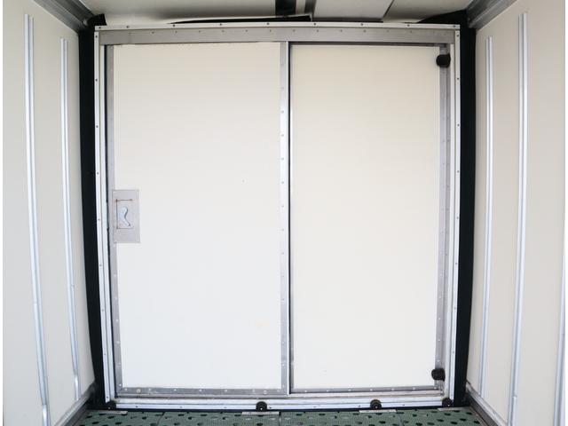 ダイナトラック 低温冷凍車　フルジャストロー　積載１．８ｔ　車両総重量５ｔ未満　フロア６ＭＴ　東プレ　－３０℃設定　エバハウス　スタンバイ付　スライドサイドドア　リア観音　床ステンレス（ＦＲＰスノコ敷き）　中間仕切り扉（移動可）　断熱全て７５ｍｍ（11枚目）