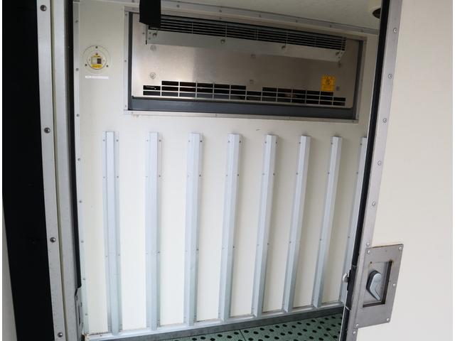 ダイナトラック 低温冷凍車　フルジャストロー　積載１．８ｔ　車両総重量５ｔ未満　フロア６ＭＴ　東プレ　－３０℃設定　エバハウス　スタンバイ付　スライドサイドドア　リア観音　床ステンレス（ＦＲＰスノコ敷き）　中間仕切り扉（移動可）　断熱全て７５ｍｍ（16枚目）